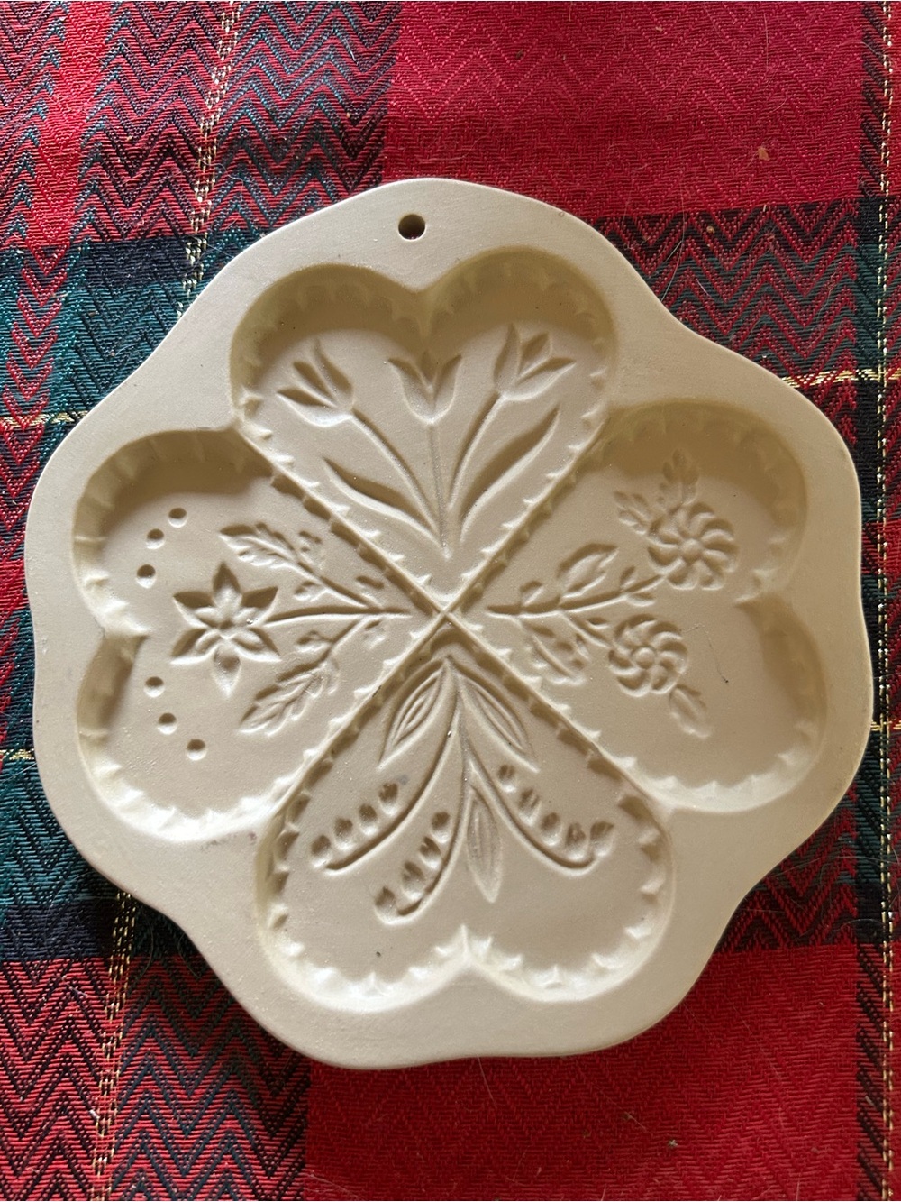 Brown Bag Cookie Art Embossed Heart-Shaped Ceramic Mold in Cream